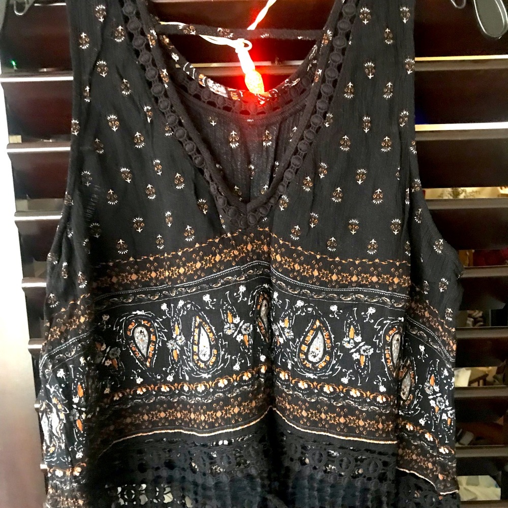 Forever 21 sleeveless v-neck paisley tank top fringe bottom Firm price